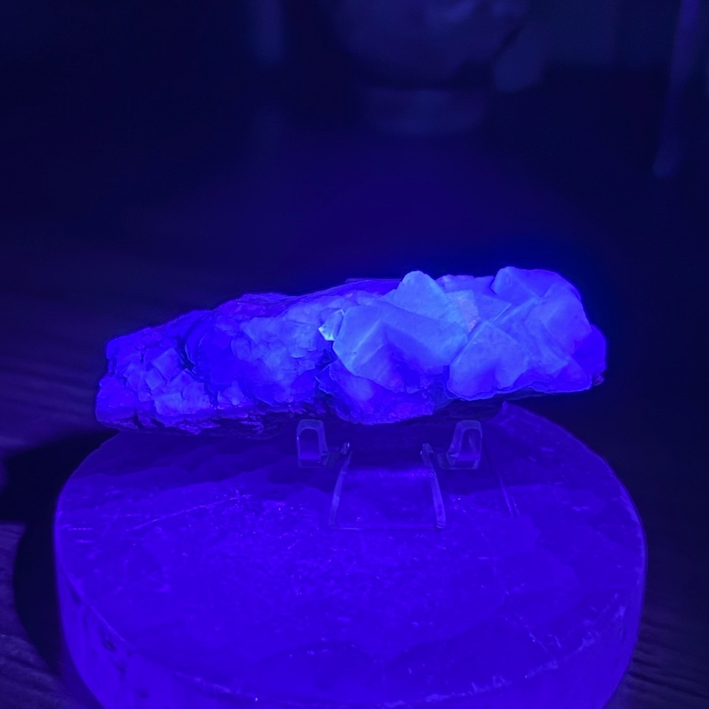 UV reactive green fluorite cluster